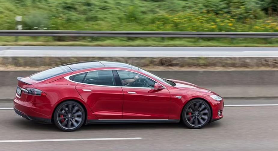 Tesla zbog problema s pojasom povlači 16.000 vozila