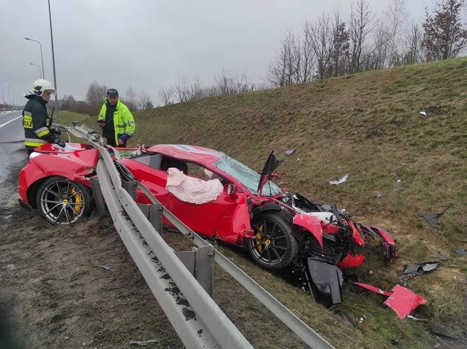 Šteta od 300.000 eura: Uništio Ferrari s kojim se "uvukao" ispod zaštitne ograde