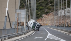 Jaka bura u Dubrovniku prevrnula kamion