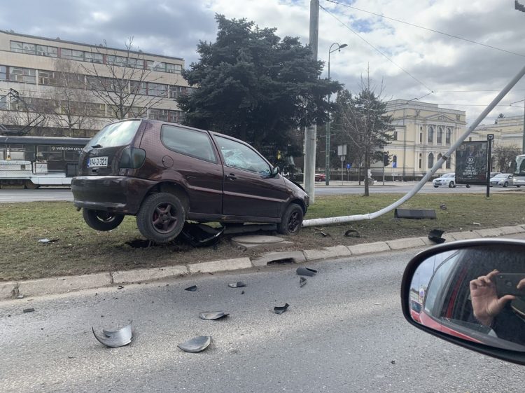 U Sarajevu vozač se automobilom zabio u semafor i oborio ga