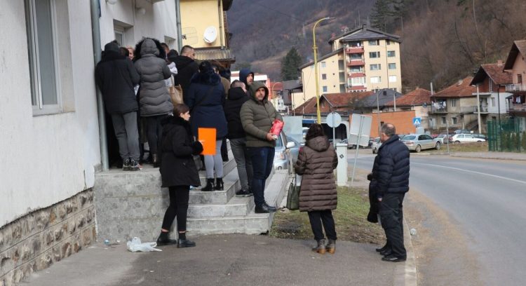 Službenica Opštine Srebrenica privatno popunjavala obrasce za državljanstvo Srbije