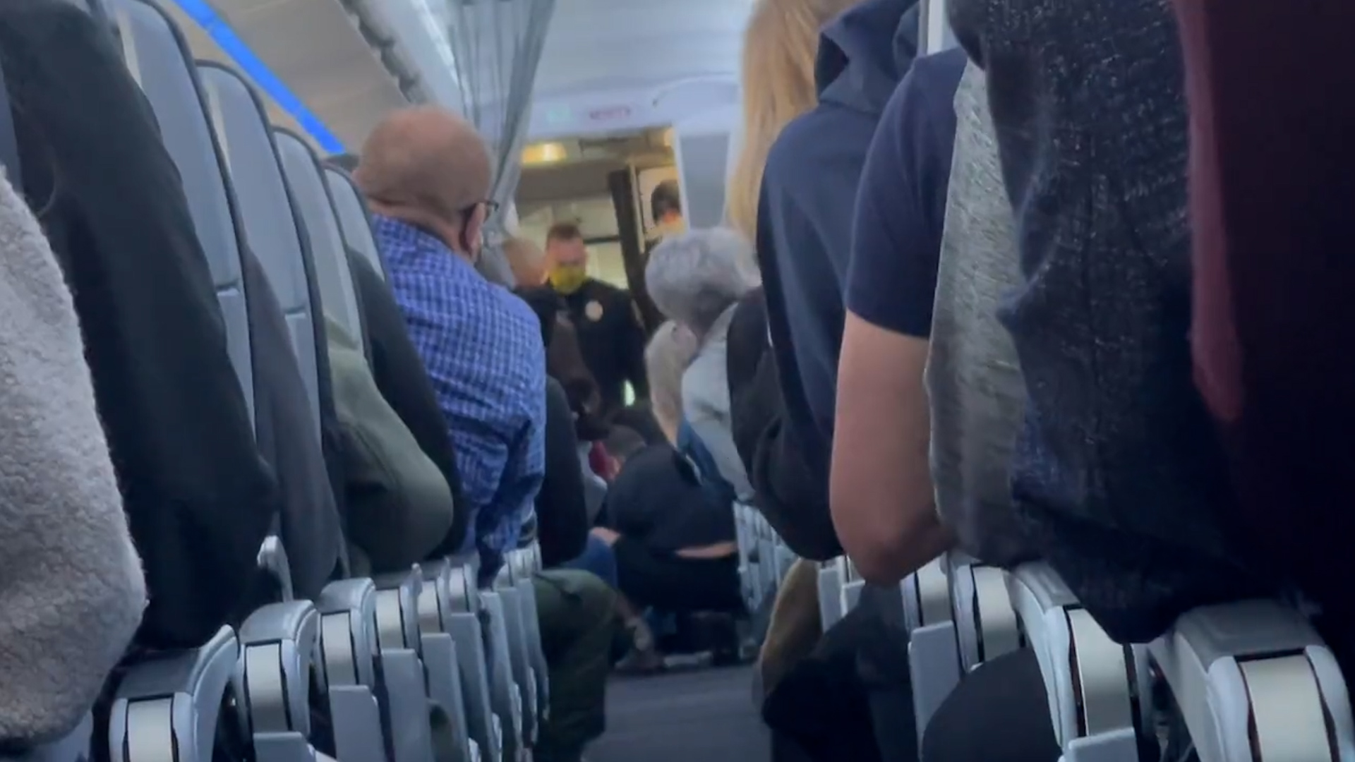 Putnik pokušao otvoriti vrata aviona, stjuardesa ga udarila loncem za kafu po glavi