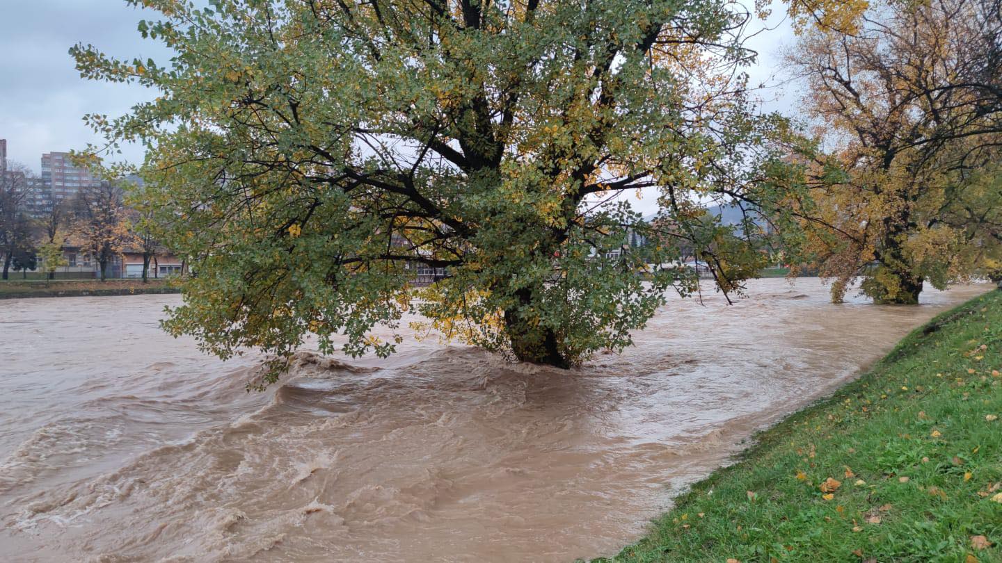 Tijelo starijeg muškarca pronađeno sinoć u rijeci Bosni