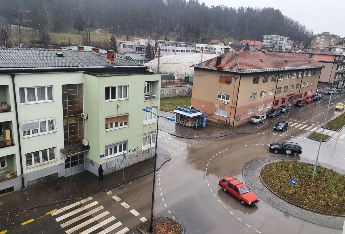 Snažan pljusak praćen jakim udarima vjetra zahvatio Tuzlu 