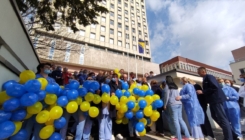 Uposlenici Opće bolnice “Prim. dr. Abdulah Nakaš” u Sarajevu s mirnog okupljanja poslali poruke podrške Ukrajini