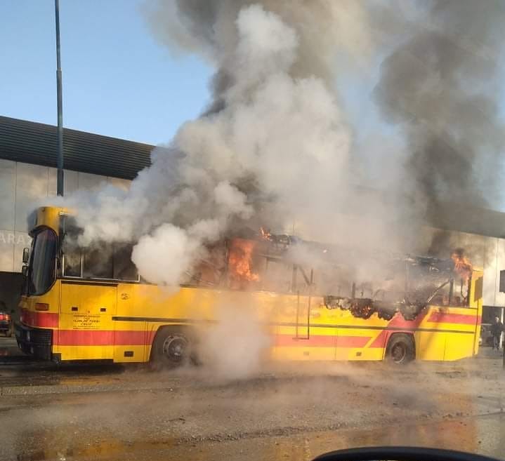 Izgorio autobus u Lukavcu, oštećena i dva automobila