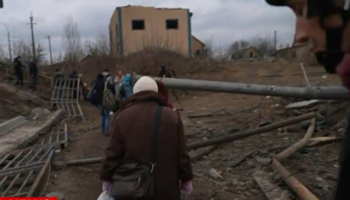 Na rubu Kijeva ljudi pokušavaju preći srušeni most