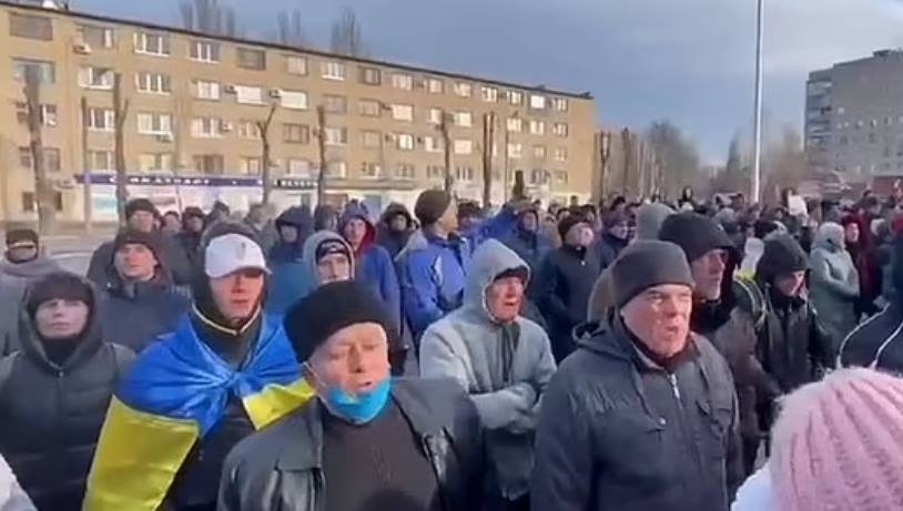 Desetine stanovnika Ukrajine sukobile su se s ruskim trupama u Melitopolju tražeći oslobađanje gradonačelnika