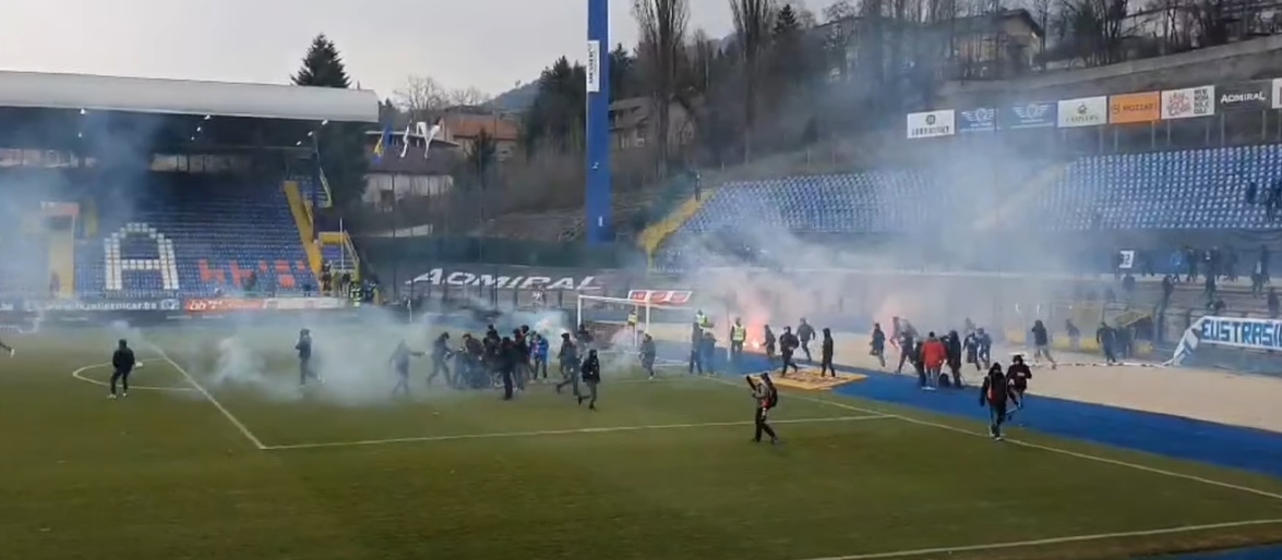 Željezničar i Sarajevo žestoko kažnjeni zbog sukoba navijača na terenu stadiona Grbavica