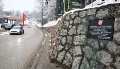 Na ulazu u Kanton Sarajevo ponovo postavljena ploča ratnom zločincu Ratku Mladiću