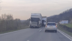 U sudaru teretnih vozila na putu Tuzla - Doboj dvije osobe povrijeđene