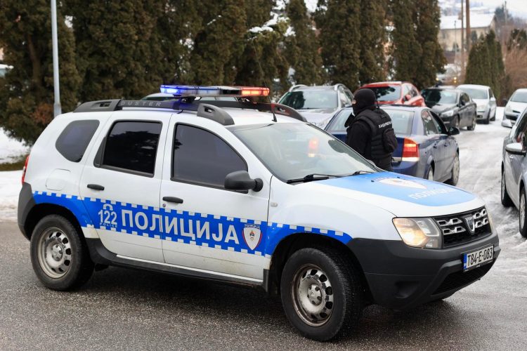 Drama u prostorijama SNSD-a u Banjaluci: Maloljetnika zatvorio u sobu i prijetio