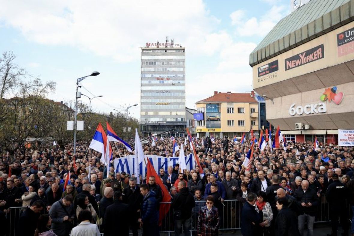 Na skupu u Banja Luci se pojavio transparent sa likom Ratka Mladića, brzo je uklonjen