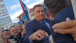 Milorad Dodik dijeli pare na skupu, a u pjesmi se spominje i Schmidt