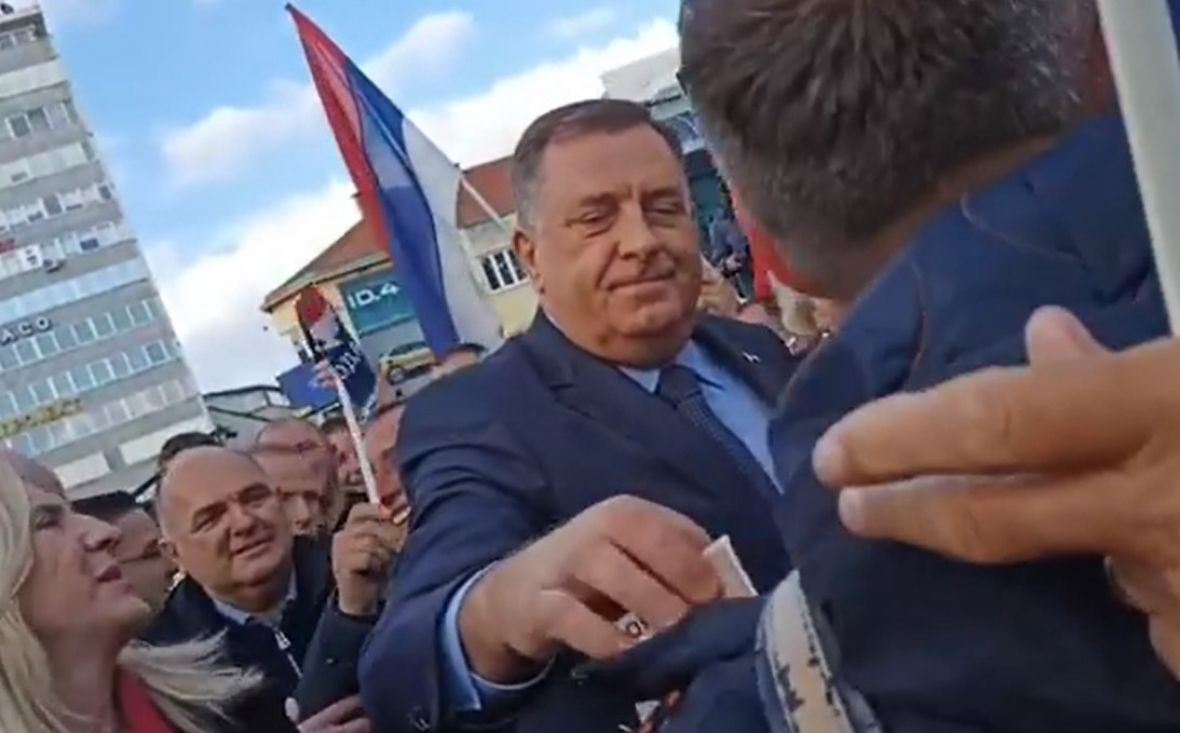 Milorad Dodik dijeli pare na skupu, a u pjesmi se spominje i Schmidt