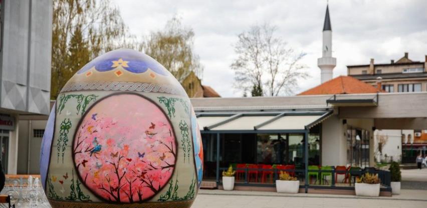 U Travniku postavljeno uskršnje jaje visoko 2,6 metara