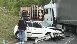 Jedna osoba povrijeđena u saobraćajnoj nesreći na putu Tuzla – Sarajevo