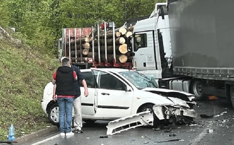 Jedna osoba povrijeđena u saobraćajnoj nesreći na putu Tuzla – Sarajevo