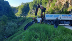 Nesreća kod Gračanice: Auto završilo u koritu rijeke