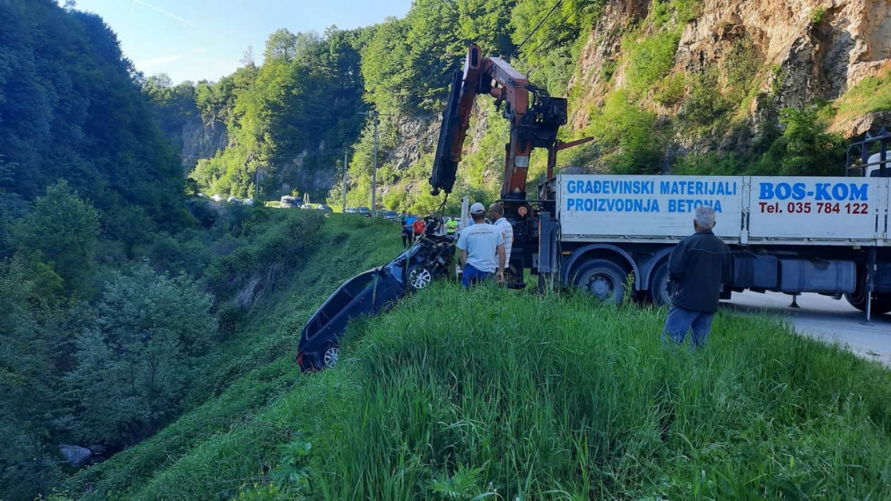 Nesreća kod Gračanice: Auto završilo u koritu rijeke