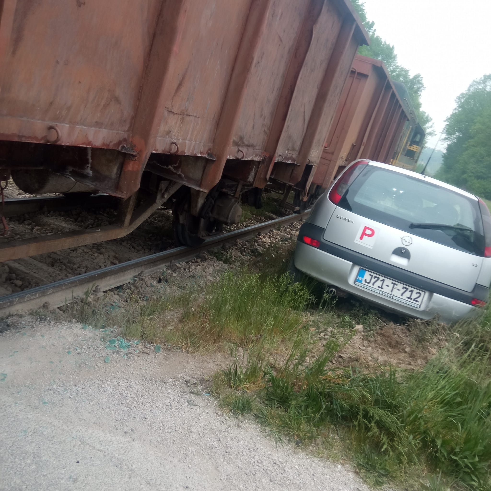 Sudar automobila i teretnog voza u Ljubačama, saobraćaj obustavljen