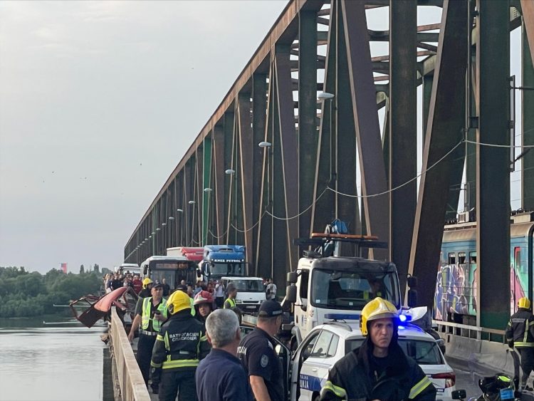 Stravična scena Beogradu: Dvoje mrtvih, kabina kamiona visi nad Dunavom