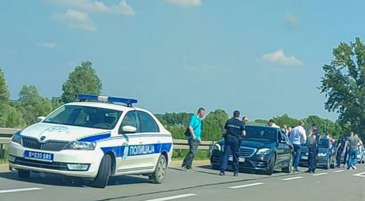 Svadbenu povorku kod Zrenjanina zaustavila policija, uhapsili mladoženju