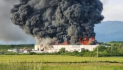 Veliki požar zahvatio fabriku u Bihaću, vatrogasci i policija na terenu