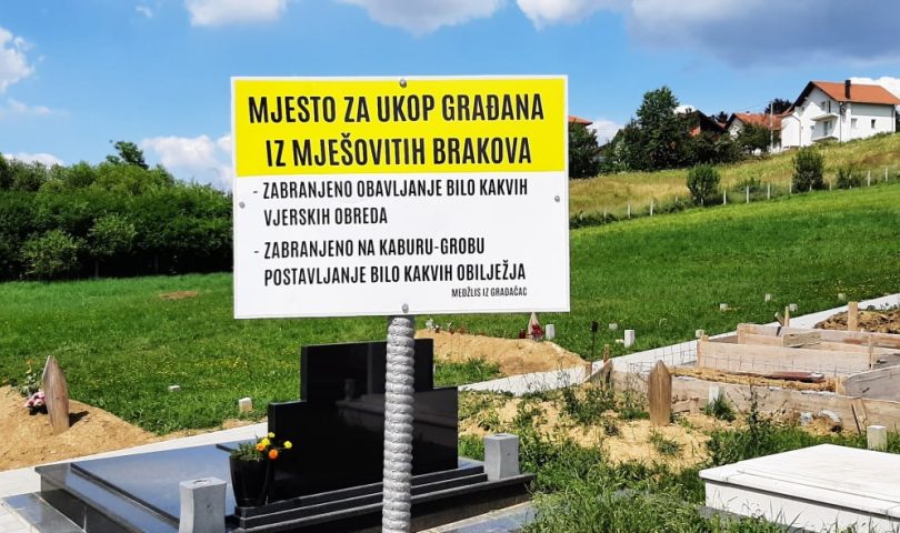 Nusret efendija Kurjaković: Spornu tablu na mjesnom groblju u Gradačcu radnik postavio nepažnjom