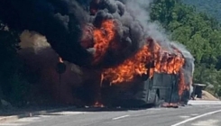 Autobus iz BiH planuo na cesti u Hrvatskoj, učenici se spasili, vatra zahvatila i dio šume