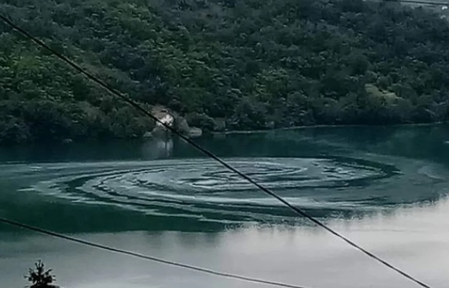 Neobična pojava snimljena u Jablaničkom jezeru