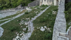 SDP: Ploče na Partizanskom groblju su uništili potomci onih koji su kukavički ubijali građane Mostara i Hercegovine