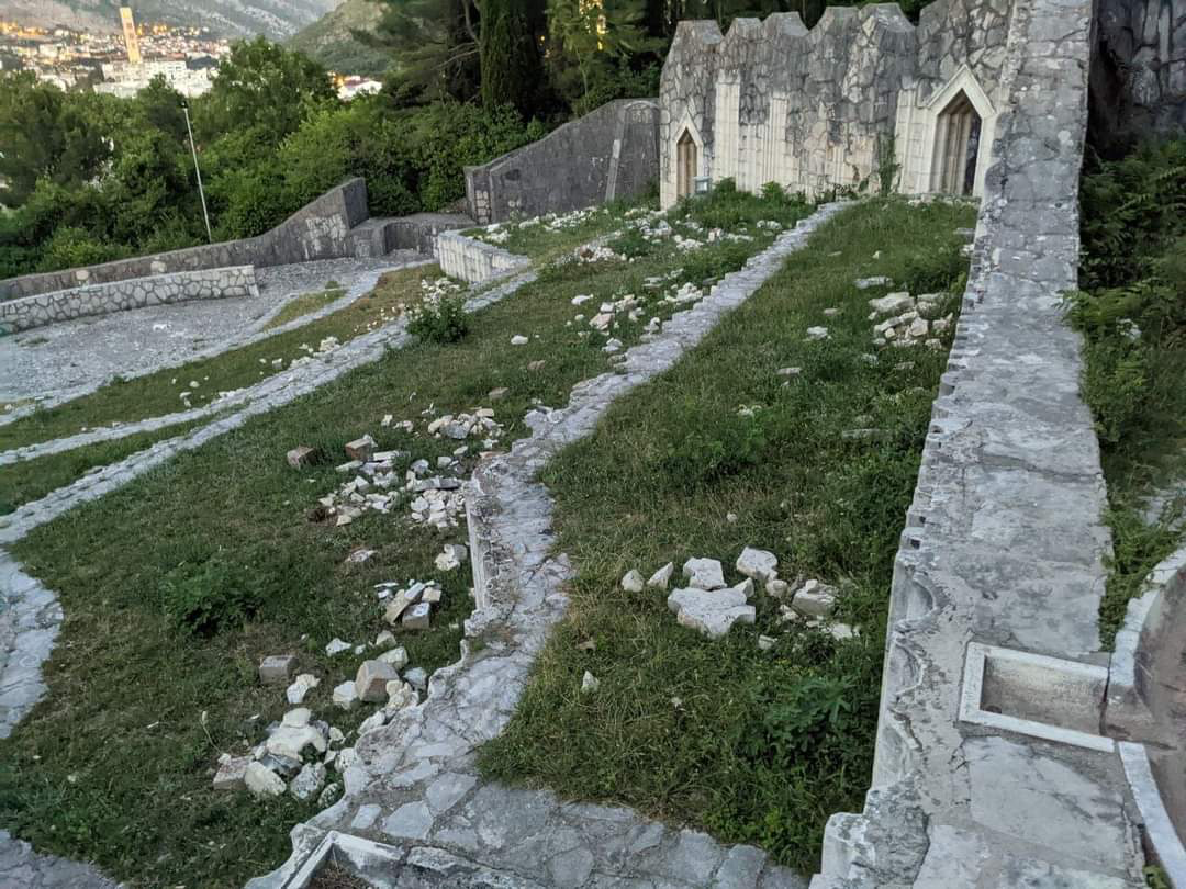 SDP: Ploče na Partizanskom groblju su uništili potomci onih koji su kukavički ubijali građane Mostara i Hercegovine