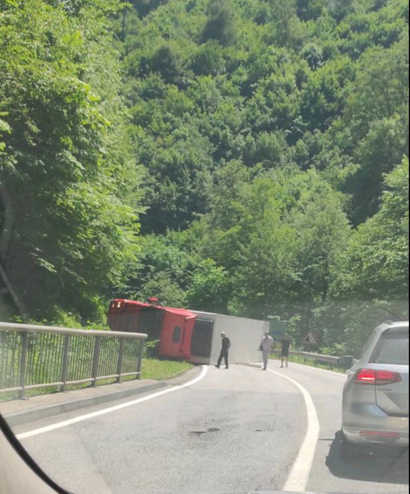 Tragičan epilog nesreće kod Kladnja: Vozača izvukli mrtvog iz kamiona