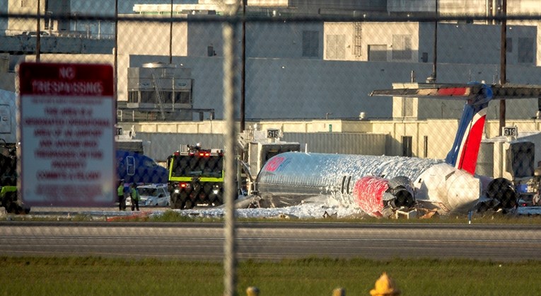 Objavljen snimak: Avion u SAD-u sletio bez točkova, zapalio se na pisti