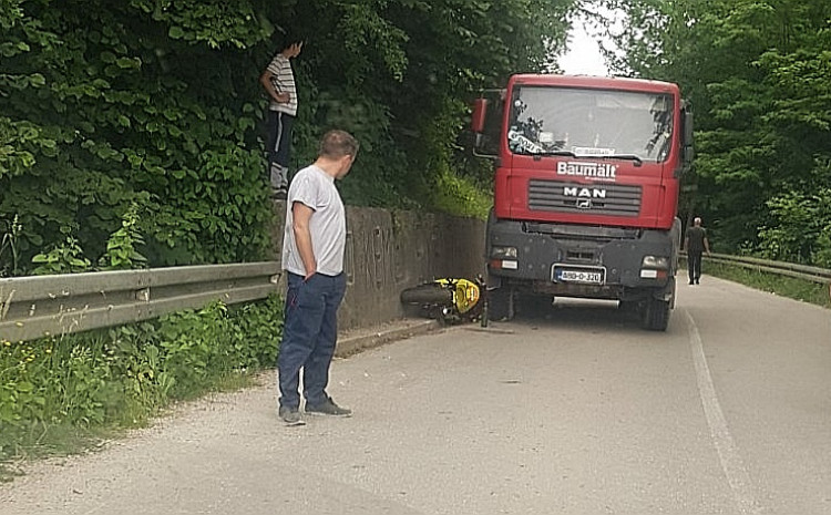 Saobraćajna nesreća kod Zavidovića: Sudarili se kamion i motocikl