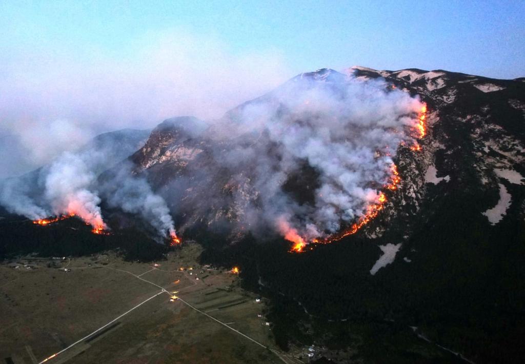 Požar na Blidinju guta borovu šumu: Helikopteri zbog vjetra ne mogu djelovati