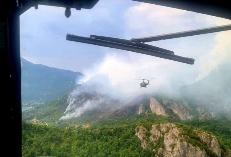 Pogledajte kako izgleda gašenje požara iz helikoptera OS BiH