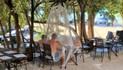 Prizor s Jadrana nasmijao javnost: Je li ovo najorginalnija 'zaštita od komaraca' koju ste vidjeli?
