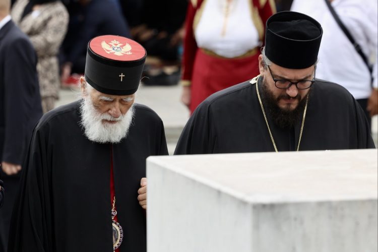 Mitropolit se poklonio žrtvama: Srpski narod nije genocidan, ali jesu vođe