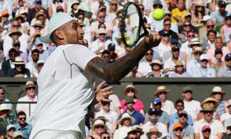 Kyrgios poludio u finalu Wimbledona: "Izbacite je, izgleda kao da je popila 700 pića"