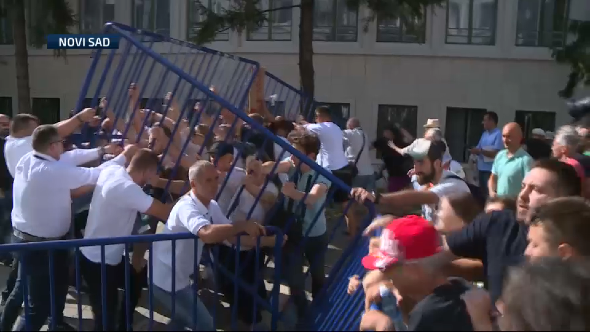 Incidenti na protestima u Novom Sadu, demonstranti se sukobili sa obezbjeđenjem