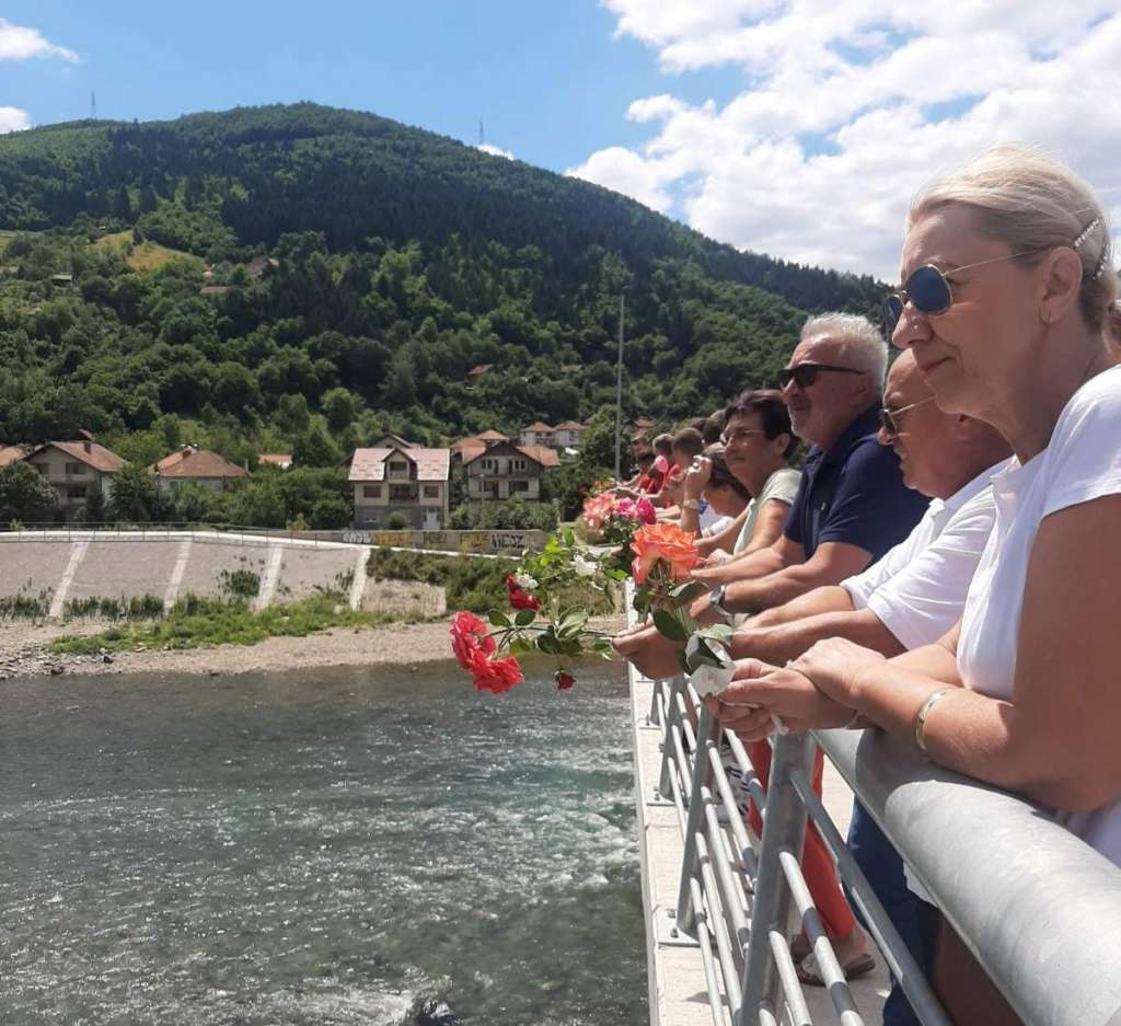 Rukometaši Radničkog iz Goražda odali počast žrtvama genocida, Drinom zaplovile ruže