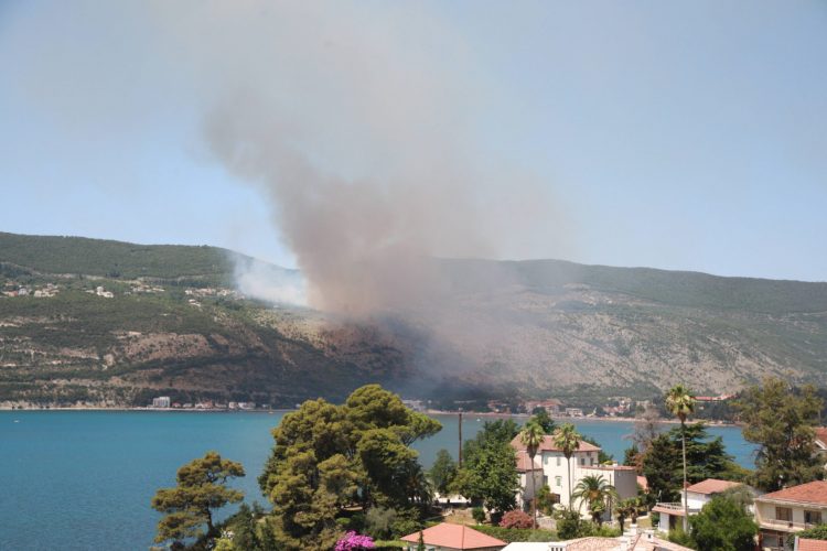 Požar kod Herceg Novog, vatra se širi ka Igalu