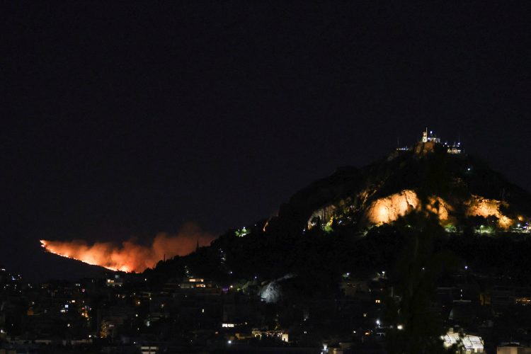 Šumski požar blizu Atine, evakuirana dječja bolnica