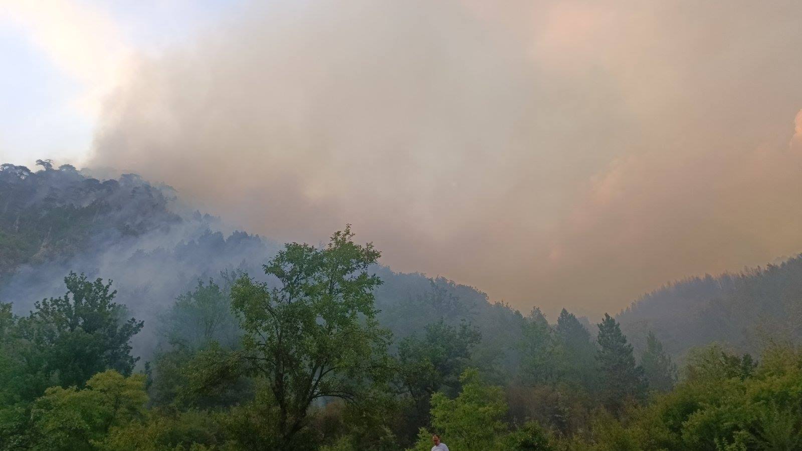 Požar kod Konjica i dalje aktivan, za gašenje potreban helikopter, ali se još čeka odgovor