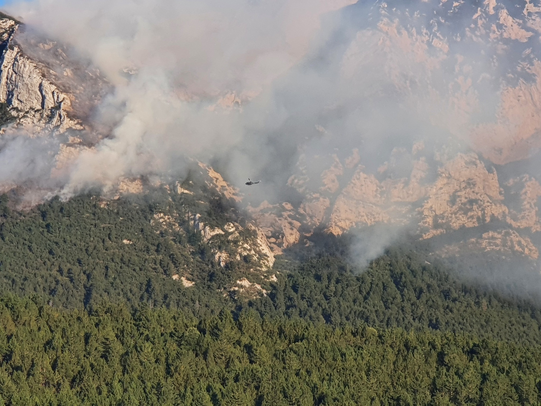 Pogledajte kako je sinoć helikopter OS BiH gasio požar na Čvrsnici