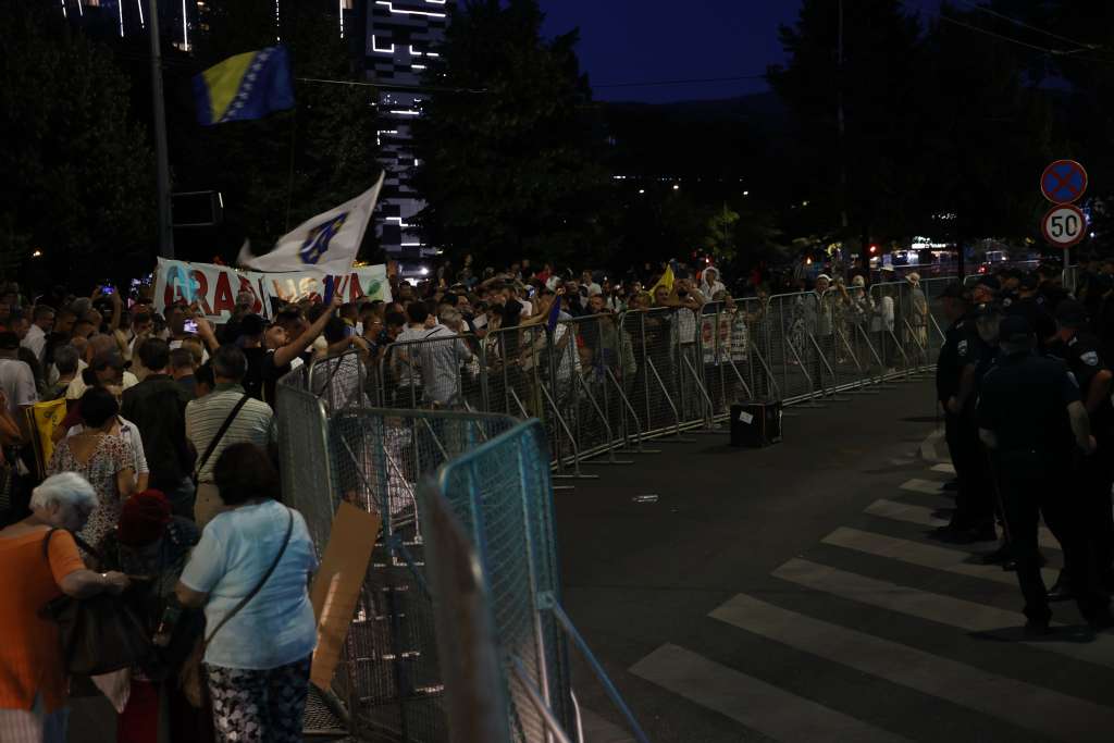 Iako su protesti ispred OHR-a zvanično završeni, neki poručuju da će ostati cijelu noć