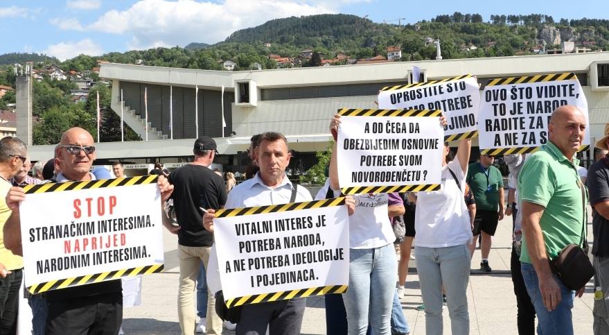 U Sarajevu počelo okupljanje nezadvoljnih građana: 'Stop stranačkim interesima'