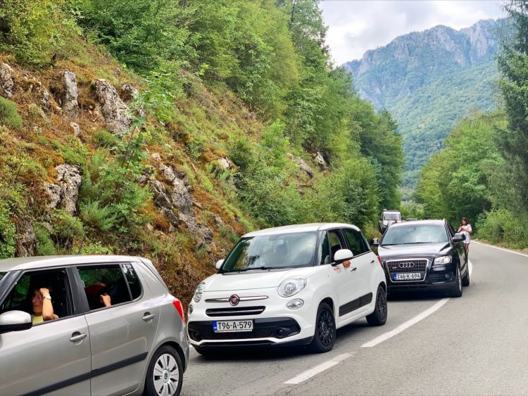 Od ranih jutarnjih sati pojačan promet putničkih vozila i autobusa na putevima prema Srebrenici